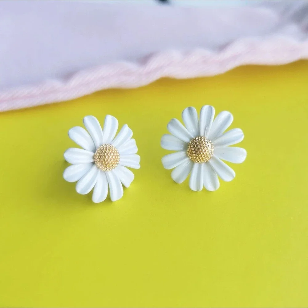 Kate Spade Into The Bloom Daisy Flower Stud Earrings in Gold/White